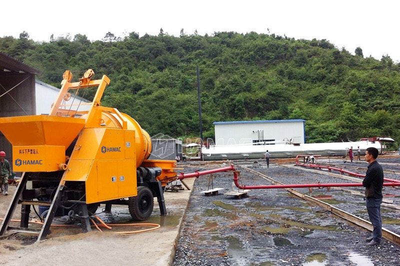 Pompa mixer beton bekerja untuk bengkel