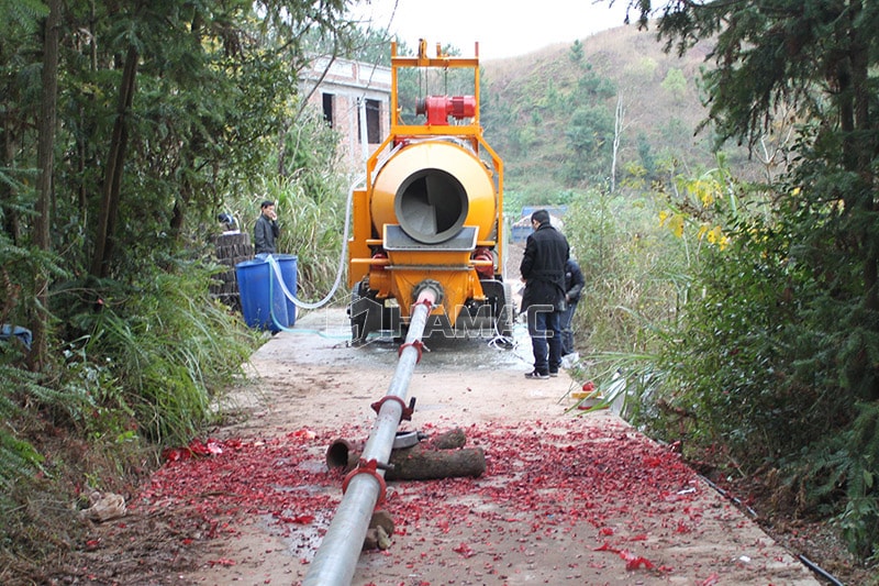 Pompa mixer beton bekerja untuk bangunan