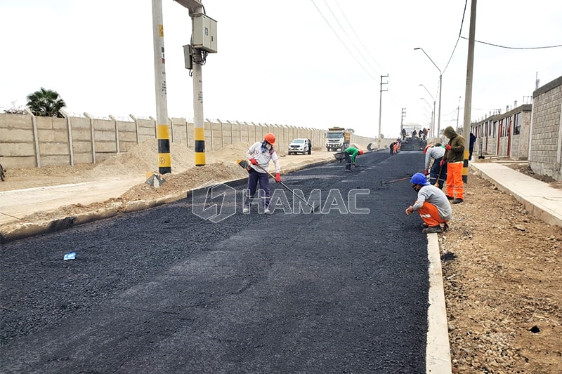 beton bitumen sedang diaspal