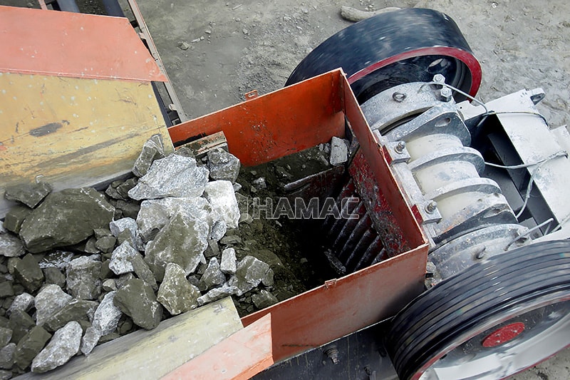 Makan batu ke jaw crusher