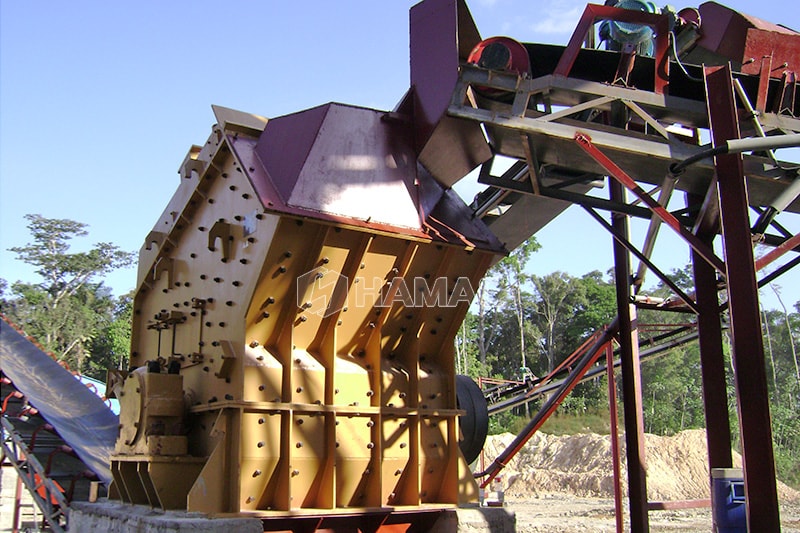 Impact crusher with feeding chute