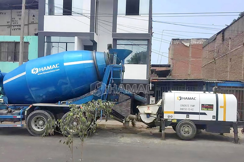 Truk mixer beton bekerja bersama pompa beton
