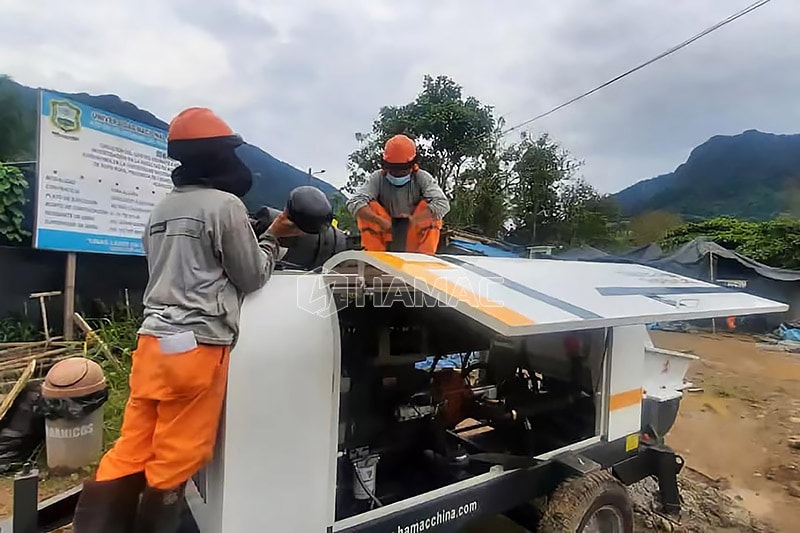 Operator pompa beton di lokasi