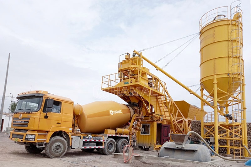 Truk Mixer beton mengumpulkan beton dari mixer beton