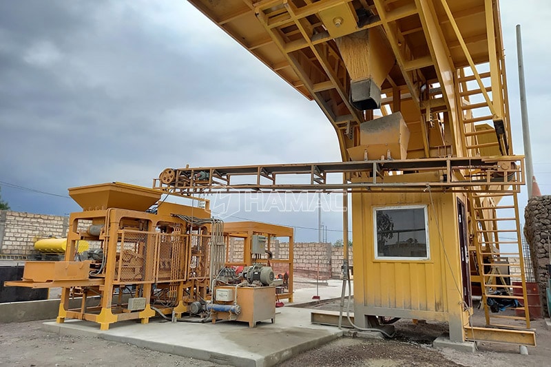 Conveyor belt di bawah bukaan pembuangan mixer beton