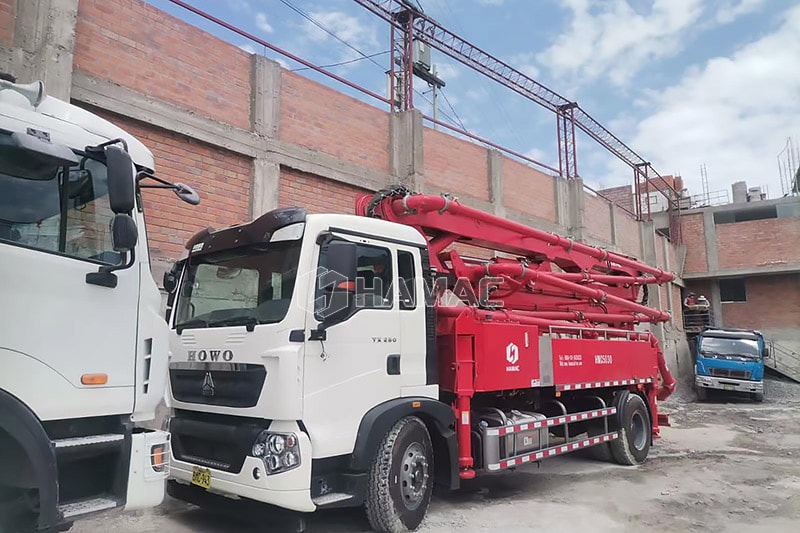 Pompa boom truk 30m muncul di lokasi kerja di Arequipa Socabaya Peru