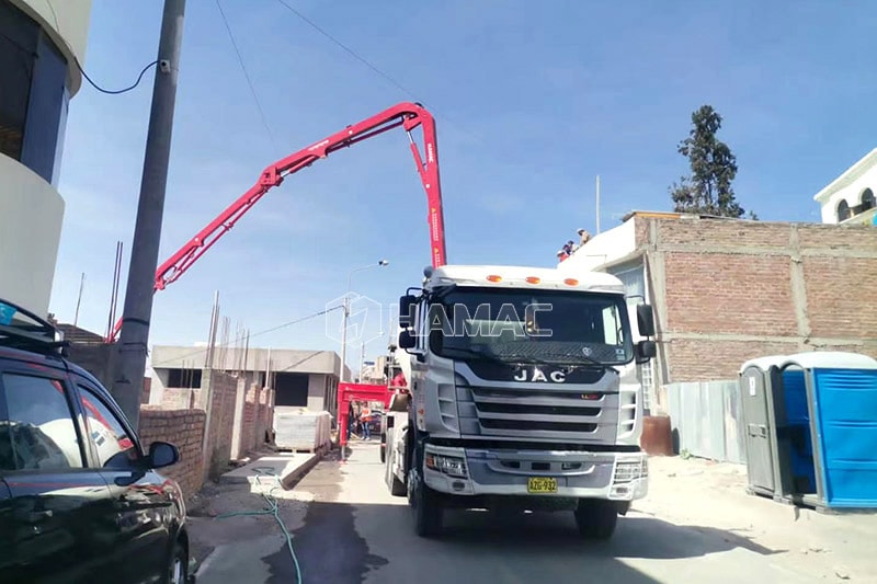 Truk bom beton yang dipasang truk HMC5030 sedang bekerja.