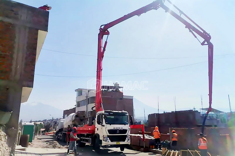 Truk bom beton yang dipasang truk HMC5030 menuangkan beton.