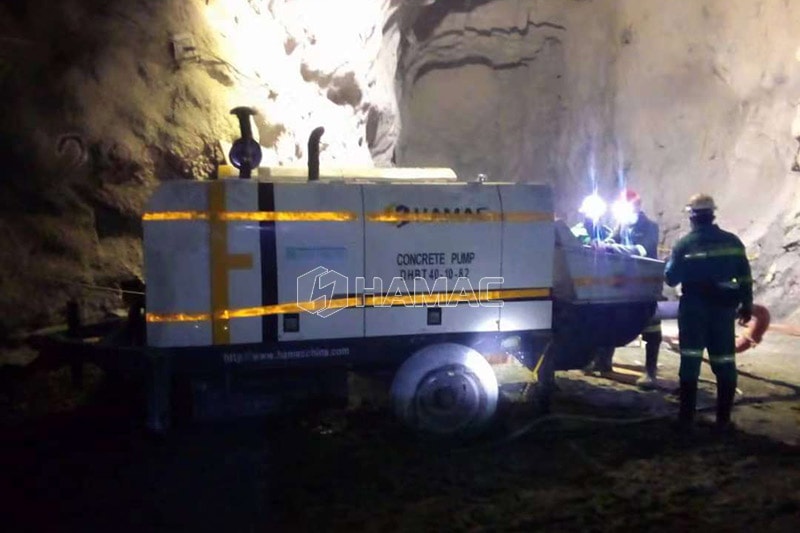 Pompa beton diesel DHBT40 sedang bekerja di lokasi tambang bawah tanah.