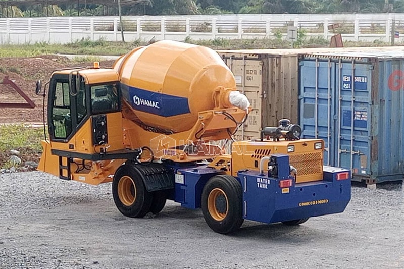 Mixer beton swa-muat HMC350 pertama tiba di tempat klien.  