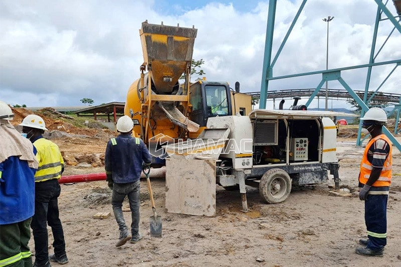 Pipa pompa beton listrik HBT60 dihubungkan dengan klem.   