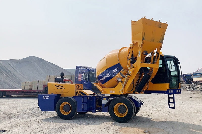 Mixer Beton Memuat Diri dan Pompa Beton Diesel Bekerja Bersama di Accra, Ghana