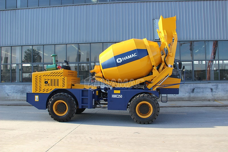 Truk Mixer Beton Memuat Diri HMC250 2.5m<sup>3</sup> Berpartisipasi dalam Infrastruktur di Santa Ana 