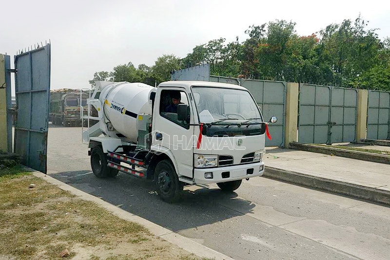 Foto tampilan belakang 4 set truk mixer.