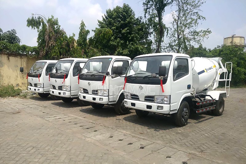 Mereka mengemudikan truk mixer ke Kathmandu.