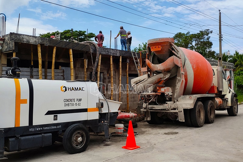 Pompa beton trailer jenis diesel DHBT40 beroperasi di Tejutla Chalatenango, El Salvador