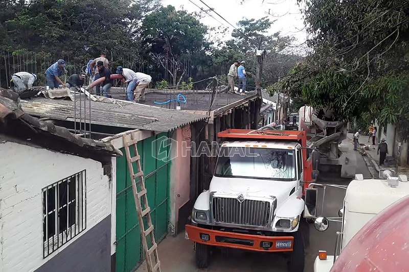 Pompa beton DHBT50 sedang mengirim beton dari truk mixer ke atap di Salvador.