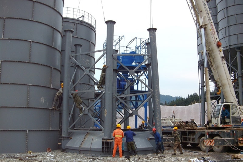 Silo semen 600 ton sedang dirakit