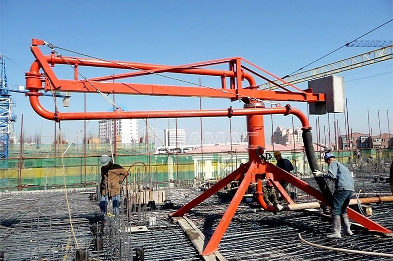 Manual beton placing boom sedang bekerja