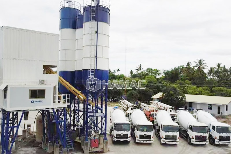 Truk mixer dan truk pompa di pabrik pencampuran Cebu