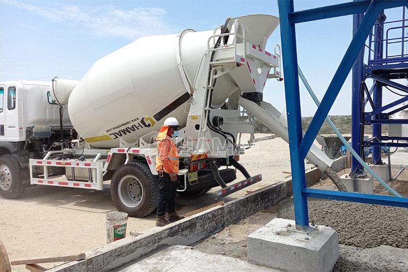 Truk mixer beton pabrik RMC