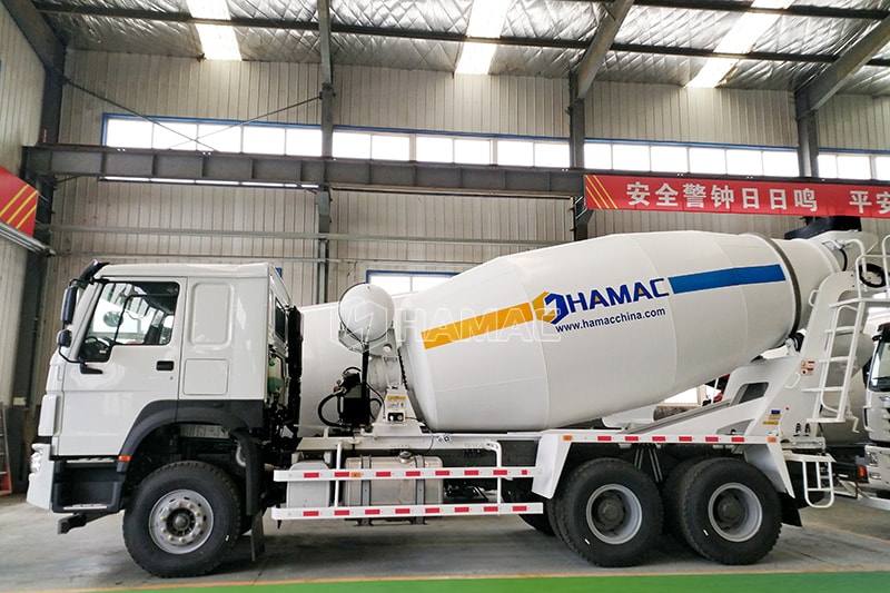 Truk Mixer Beton dengan rangka SHACMAN