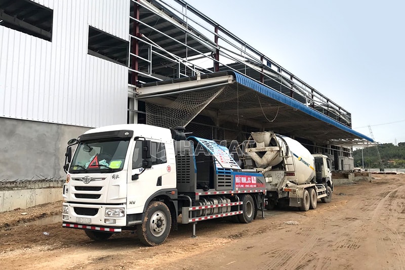 Pompa beton garis bekerja di Vietnam 