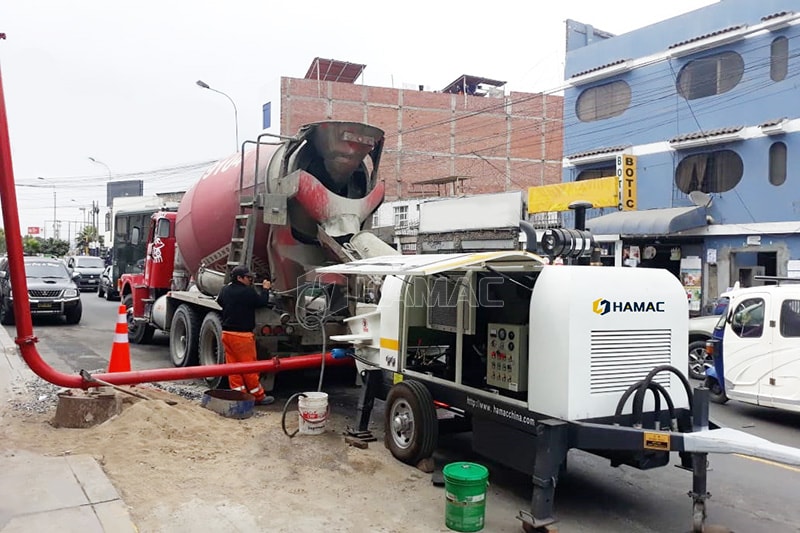 Pompa beton diesel bekerja di Lima, Peru