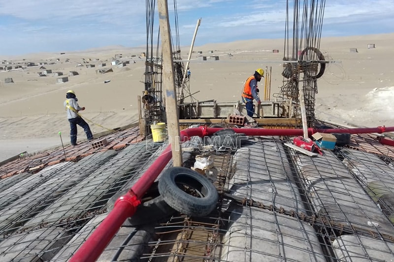 Pompa beton trailer bekerja di Ica, Peru