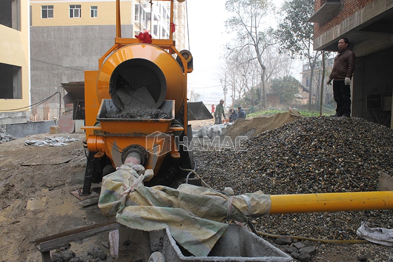 Pompa beton mixer bekerja di China