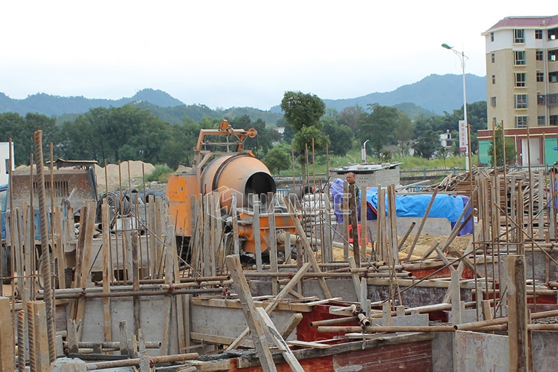 Pompa beton mixer bekerja untuk bangunan kecil