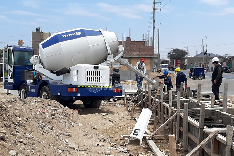 Mixer beton self-loader bekerja di Peru