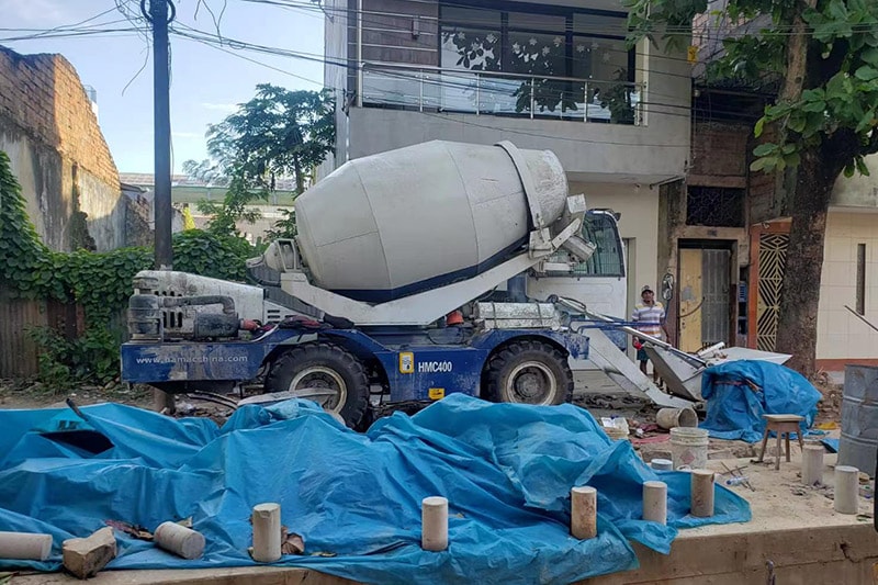 Mixer beton self-loader bekerja di Peru