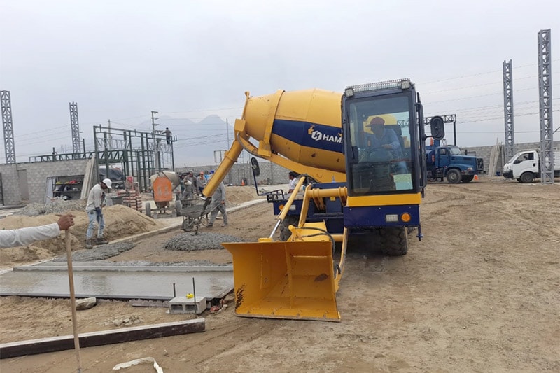 Mixer beton self-loader bekerja di Ekuador