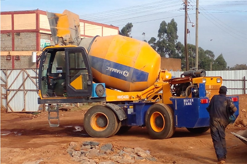 Mixer beton self-loader bekerja di Kenya