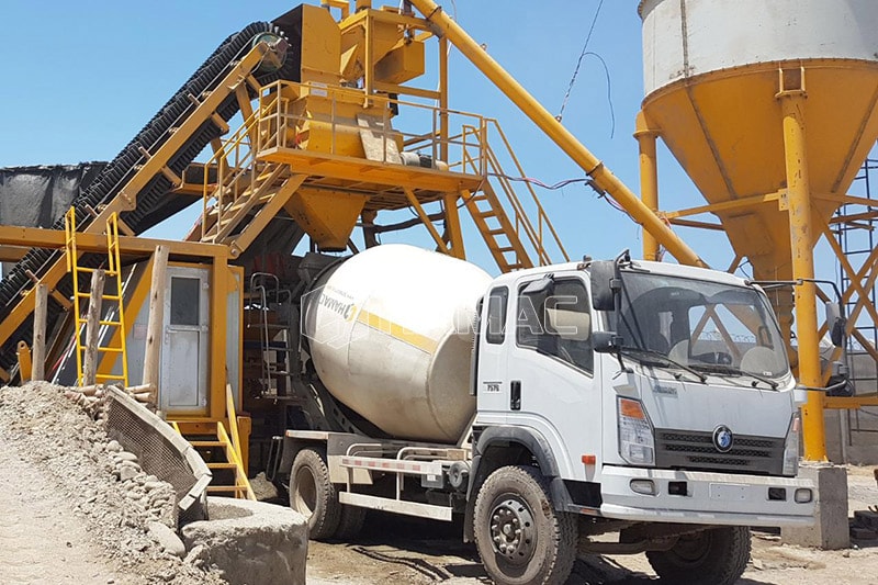 Truk Mixer Beton 8m3 di lokasi proyek