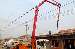 Pompa Beton Boom yang Dipasang di Truk